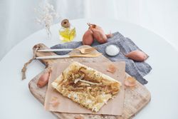 Puff pastry onion tart on chopping board
