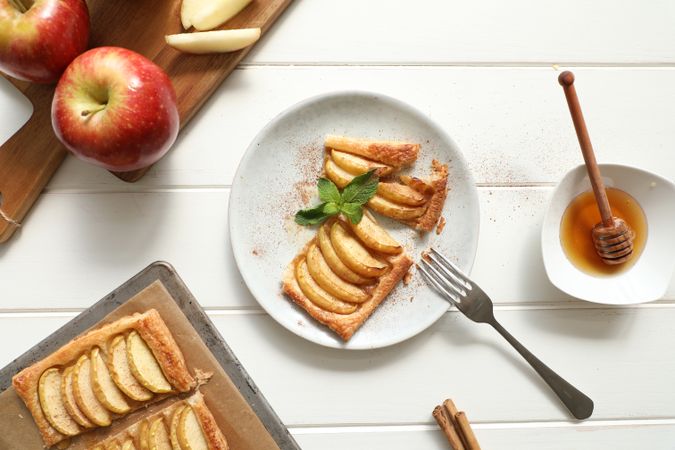 Apple pastry with honey and mint