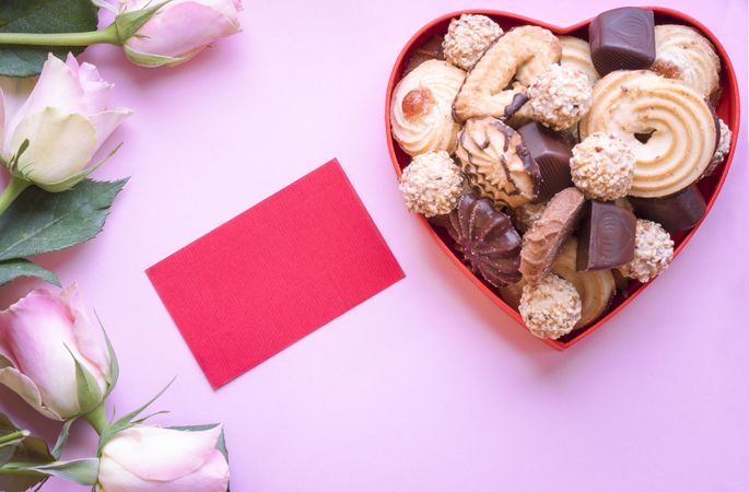 Roses with cookies and a label