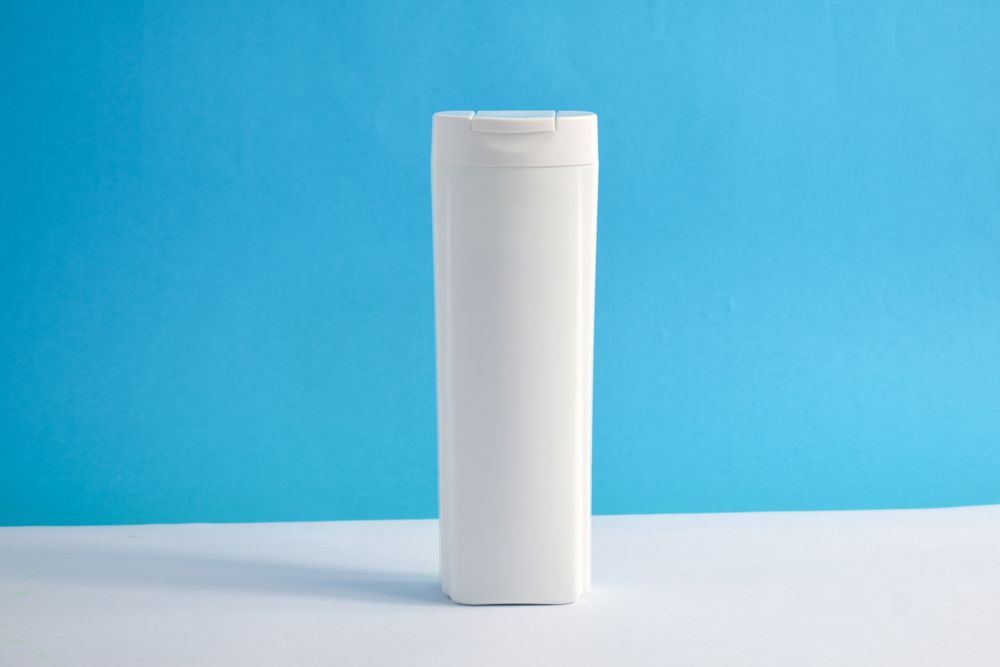 Mockup shampoo bottle in blue room