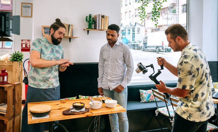 Cook explaining during the recording of a cooking workshop
