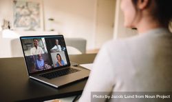 Woman having a video conference with friends 0JlGw4
