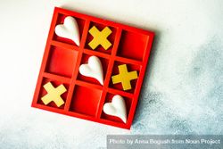 Top view of St. Valentine day card concept with heart in center of tic-tac-toe game 5r9qyp