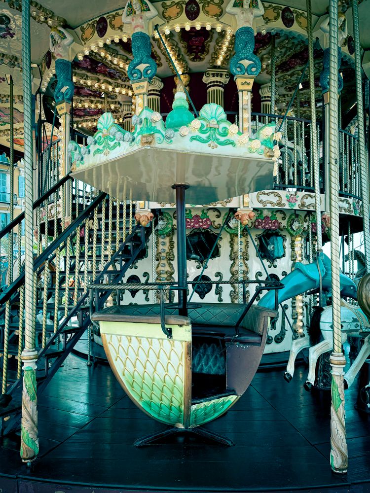 Swivel egg: Carousel 1900