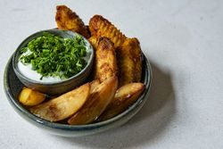 Chicken wings with dip and potatoe wedges
