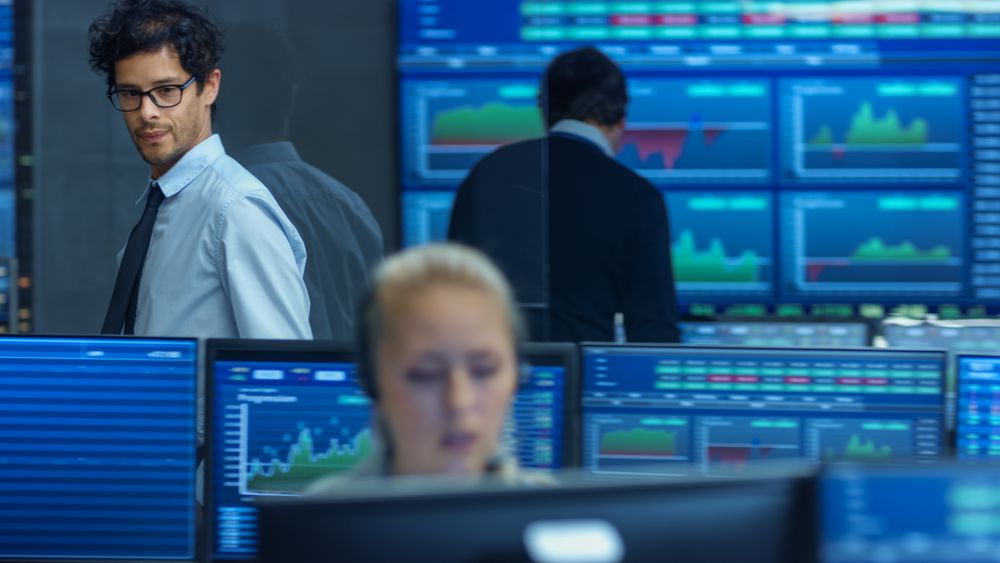 Stock Trader Goes Out of Office and Inspects Office.