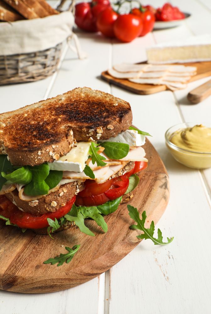 Sandwich with vegetables and cheese