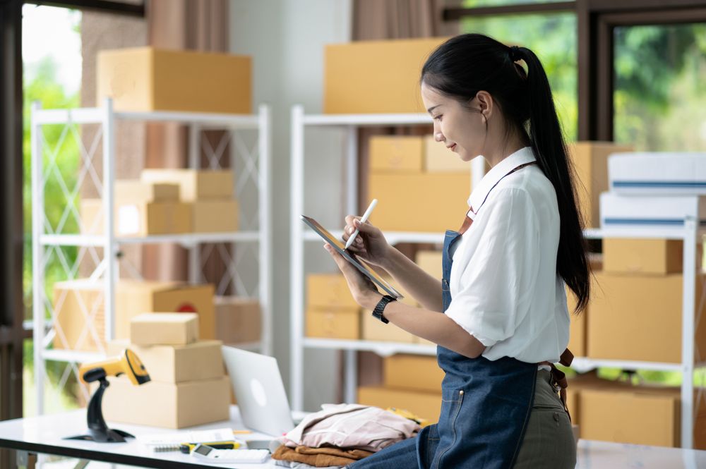 Online business, selling products online, parcel delivery, e-commerce.