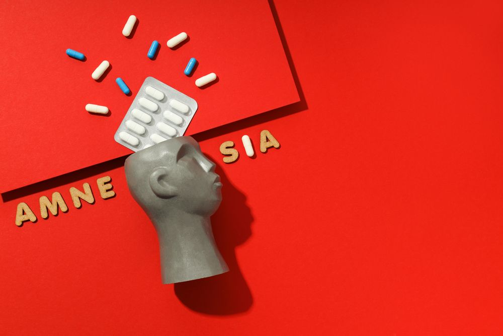 Bust with pills and the words “Amnesia” copy space