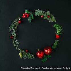 Christmas wreath made with green tree branches and red berries 4MgAl0