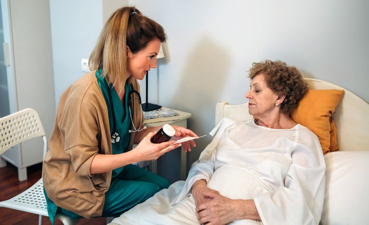 Female doctor explaining posology