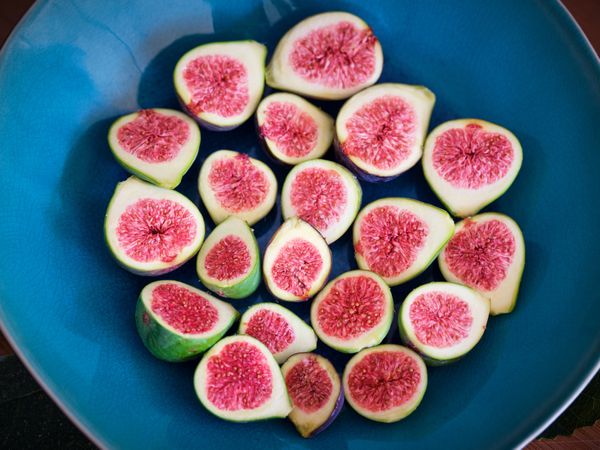Halved figs in blue bowl
