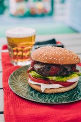 Cheeseburger with lettuce and tomato