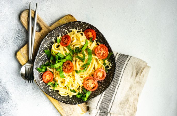 Pasta with spinach and tomatoes