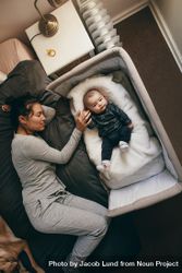 Mother and child sleeping on bed at home 43ygP0