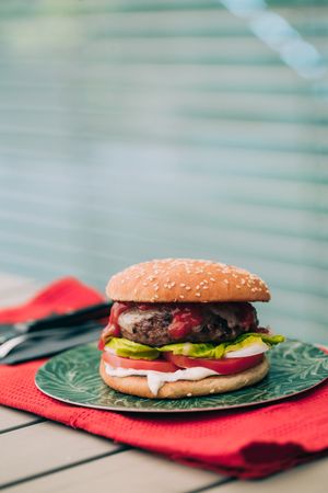 Cheeseburger with lettuce and tomato