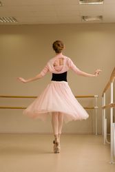 Ballet dancer performing pirouette en pointe