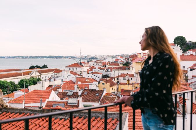 Casual woman against cityscape