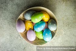 Easter eggs in bowl on concrete background 4d8AgQ