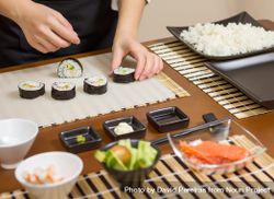 Chef arranging freshly made sushi rolls 5Xz6ob