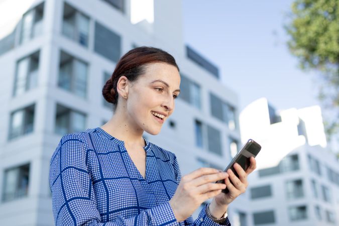 Smiling businesswoman using the cellphone