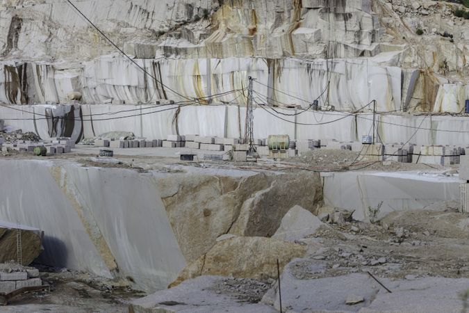 Block and heavy machinery in quarry