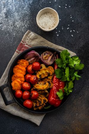 Top view pan of grilled vegetable on napkin