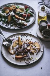 Salad with nectarines and crunchy lentils