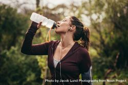 Woman getting hydrated after running workout 0gQJl4
