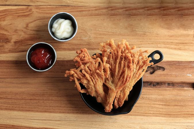 Crispy Enoki Needle Mushrom with Spicy Sauce and Mayonaise