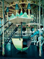 Swivel egg: Carousel 1900