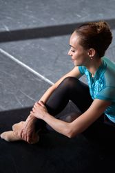 Photo portrait of a dancer in sports clothes and ballet shoes in a dance academy