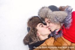 Teenage couple kissing in snow 0g2z3b