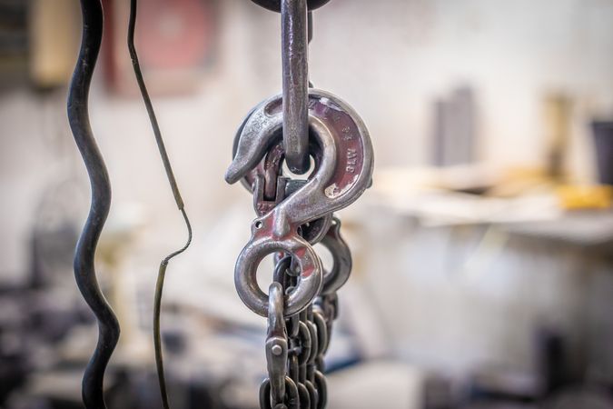 Elevator machine with steel ropes