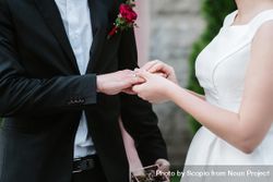 Cropped image of bride and groom holding hands bY7z65
