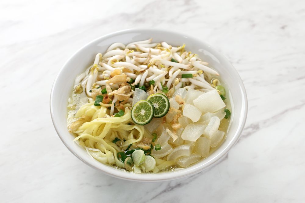 Mih Kocok Bandung. Beef Noodle Soup with Cow Cracker and Bean Sprout