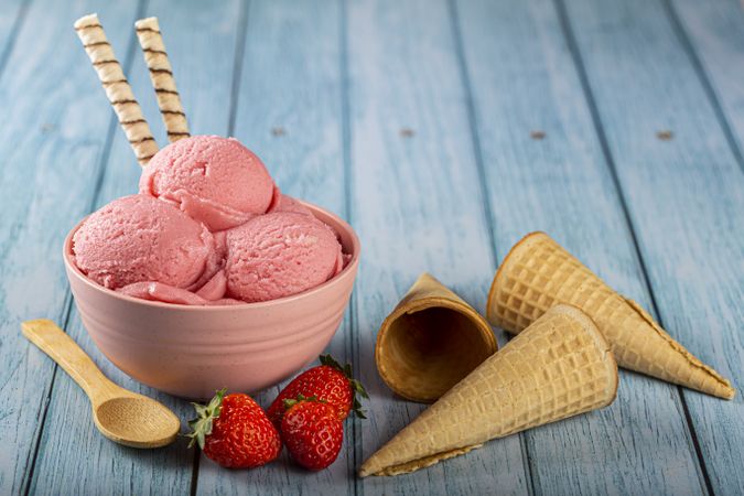 Bowl with strawberry ice cream balls.
