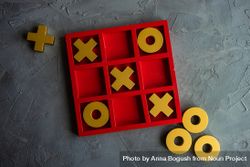 Child's board game of tic-tac-toe 426g3K