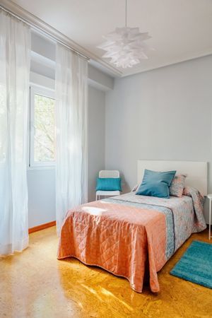 Bedroom decorated with quilt and curtains