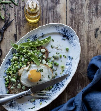 Delicious breakfast meal with steamed peas and egg