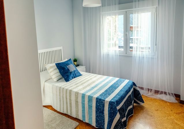 Bedroom decorated with quilt and curtains