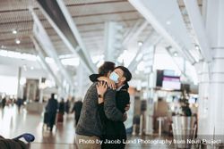 Traveler man hugging woman at airport arrival gate 5pVj8b