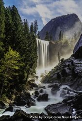 Waterfall in Yosemite National Park in California, United States  5kZVL0