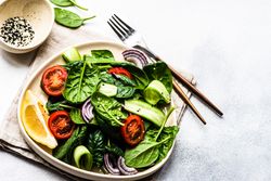 Leafy spinach salad with lemon slice