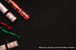 Christmas crackers with ribbons placed on dark background 42ga3b