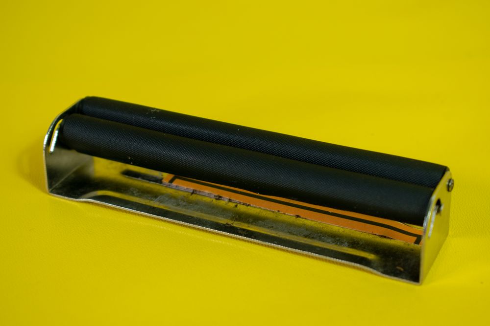 Empty cigarette roller