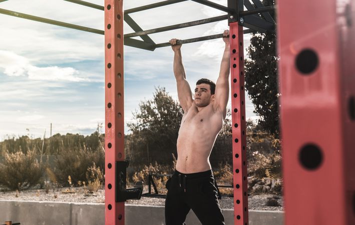 Young fitness man doing chin-ups