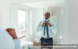 Businessman wearing a tie looking at the mirror 42Kqxb