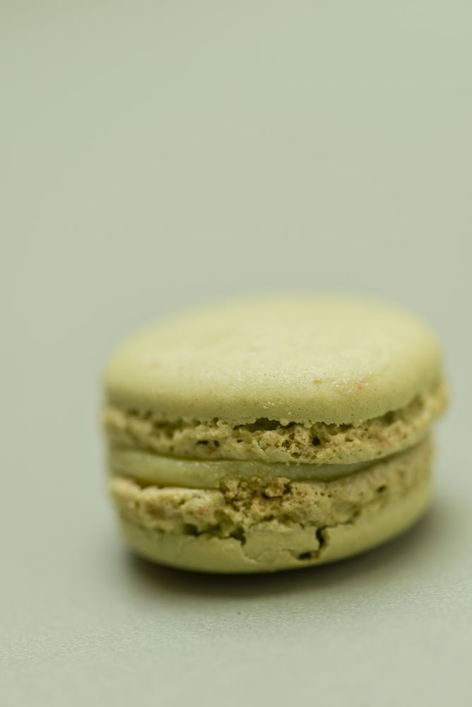 Single pistachio macaroon
