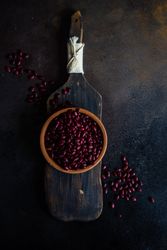 Kidney beans in bowl on wooden board